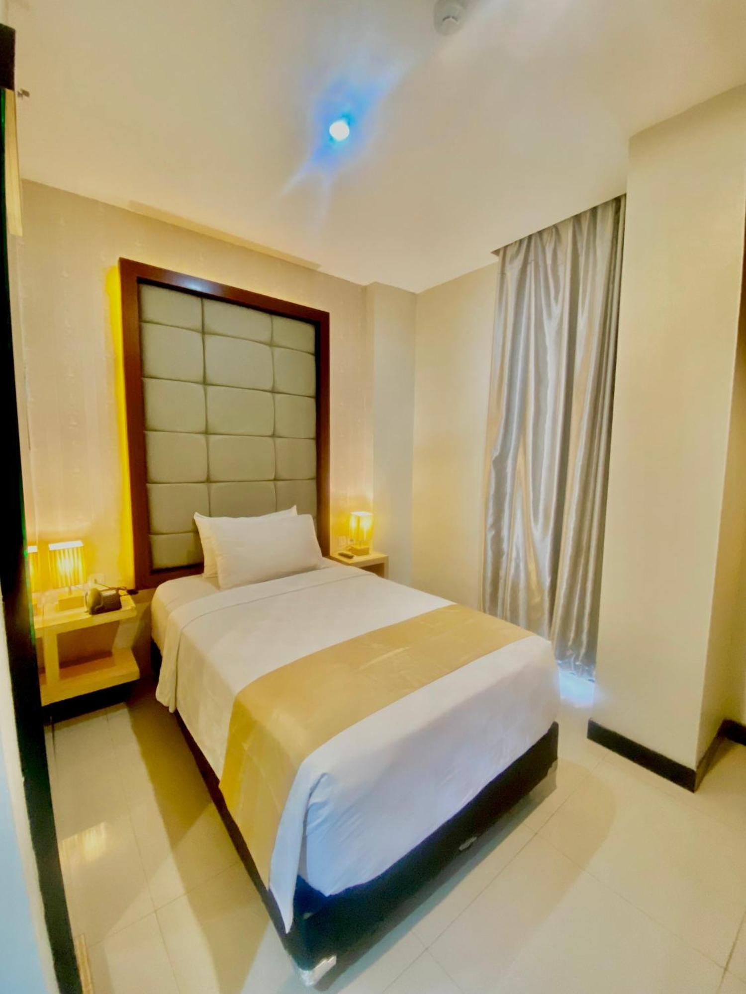 JLE'S Hotel Manado Exterior foto